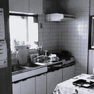 b昔のキッチンに設置されることの多かった床下収納は使いづらかった