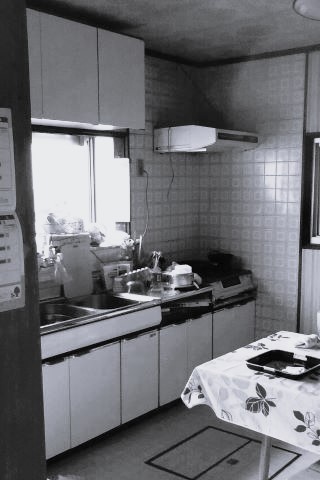 b昔のキッチンに設置されることの多かった床下収納は使いづらかった