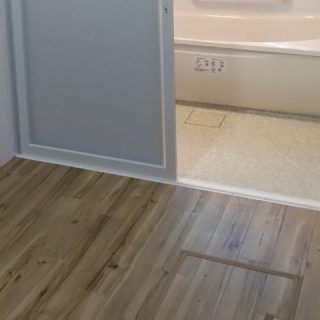 床はお手入れのしやすく、水に強い素材に