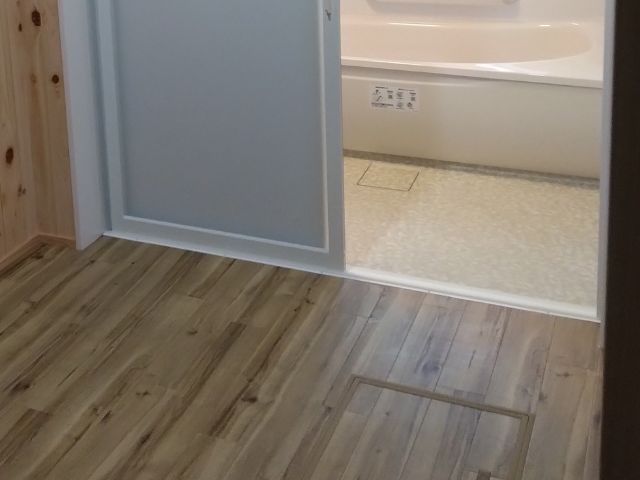床はお手入れのしやすく、水に強い素材に