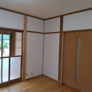 和室部屋を部屋を洋室にリフォーム。縁側もあって、ガラス障子を開け放つと家の中から四季の変化を楽しめる。