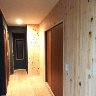 壁と床にあしらった無垢材で優しさが感じられる