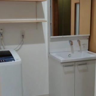 白を基調にして、明るくて清潔感のある洗面室に