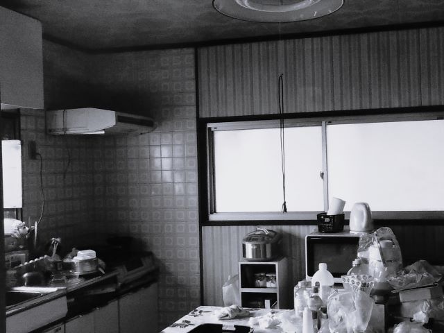 b収納が足りなかったキッチン。昔ながらのタイル壁は掃除がしにくかった