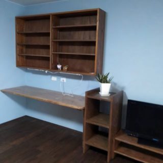 子供のための学習ゾーン。デスクと可動式の本棚、ランドセル置き場とテレビ台はすべてオーダーサイズで大工の造作