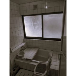 bタイル貼りで、大きな窓もあり寒かったお風呂