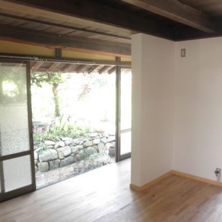 自然豊かな庭の景色が楽しめるリビング