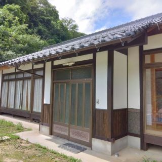家の顔である玄関にも、無垢をあしらった。これから、経年変化で趣のある輝きが出るのが楽しみ