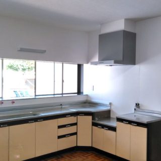 使い勝手の悪かった吊り戸棚を撤去して、明るいキッチンに
