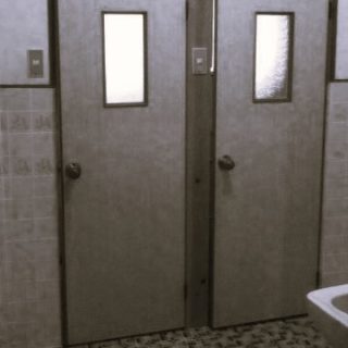 b二つのトイレには開き戸がついていた