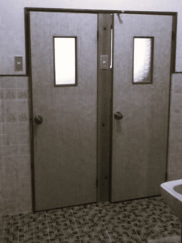 b二つのトイレには開き戸がついていた