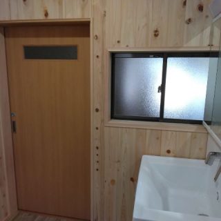 採光できるドアにして、洗面室に明るさを