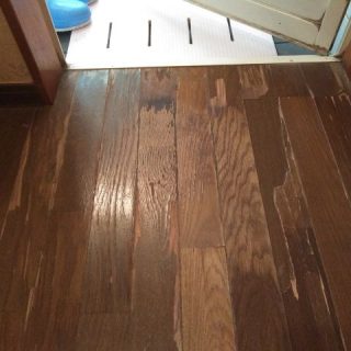 b湿気でボロボロになった合板のフローリング