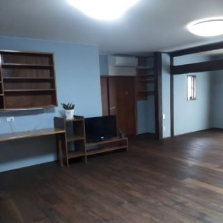 天井は白、壁は淡いスカイブルーのクロスをセレクト。こちらも、サンプルを何種類も壁に貼ってみて検討したこだわり