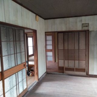 b老朽化した空き家だった。ただ、建具は物が良かったので、キレイに磨いて再利用することに。