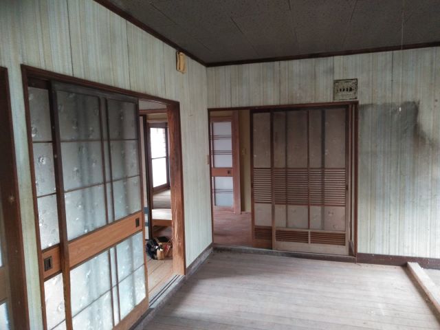 b老朽化した空き家だった。ただ、建具は物が良かったので、キレイに磨いて再利用することに。