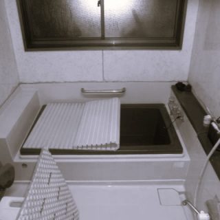 b在来工法のお風呂で大きな窓から入る冷気が寒い