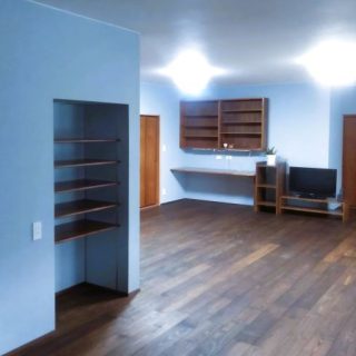 サンプルをいくつも並べてセレクトした無垢のフローリングがお気に入り