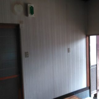 b勝手口の壁紙は靴を履くときについ手をついたりして、汚れや傷になりやすい。