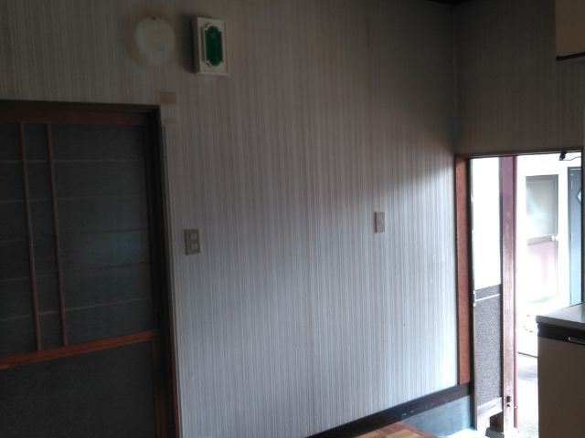 b勝手口の壁紙は靴を履くときについ手をついたりして、汚れや傷になりやすい。