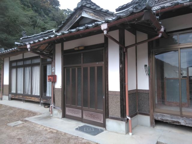 b全体的に古ぼけてぼやっとした印象