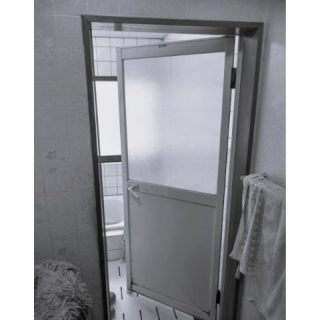 b開き戸は大きなガラスが入ったアルミサッシで重たかった