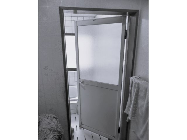b開き戸は大きなガラスが入ったアルミサッシで重たかった