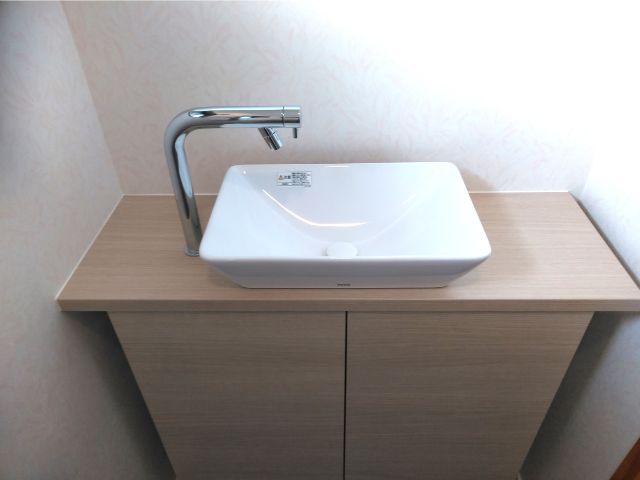 手洗い器と収納を完備