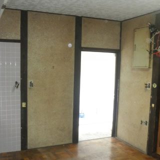 繊維壁で、一昔前の雰囲気になっていたダイニングキッチン