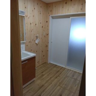 ワインレッドがアクセントになっておしゃれな洗面台