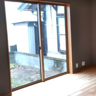 bウッドデッキがないので、せっかくの庭も寂しい感じがする。段差があり出入りもしにくい。