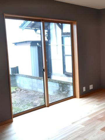 bウッドデッキがないので、せっかくの庭も寂しい感じがする。段差があり出入りもしにくい。