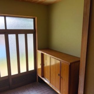 無垢の天井とうぐいす色の壁が上品
