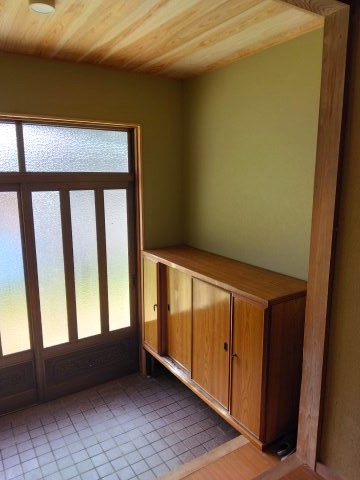 無垢の天井とうぐいす色の壁が上品