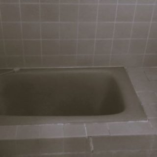 bシャンプーなどを置く棚がなかった前のお風呂