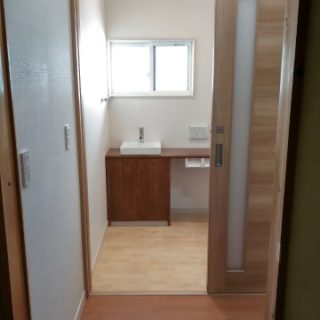 トイレの戸を開けると、明るい窓からも光が差し込む