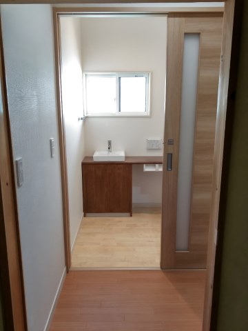 トイレの戸を開けると、明るい窓からも光が差し込む