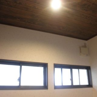 天井の無垢は落ち着いた色
