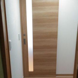 開けやすい引き戸。スリットガラスの入った引き戸がおしゃれ
