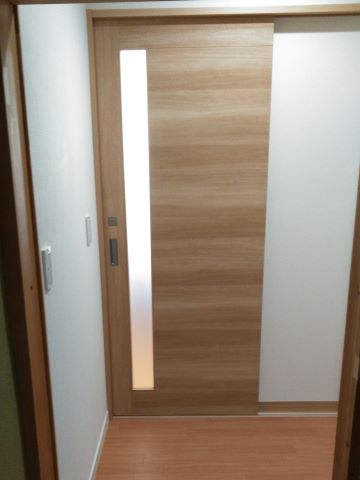 開けやすい引き戸。スリットガラスの入った引き戸がおしゃれ