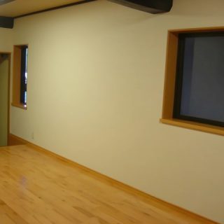 窓を新設し、採光のよい明るい玄関に。風も通って気持ちがよい。