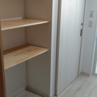 衣類やバスタオルを置く収納棚