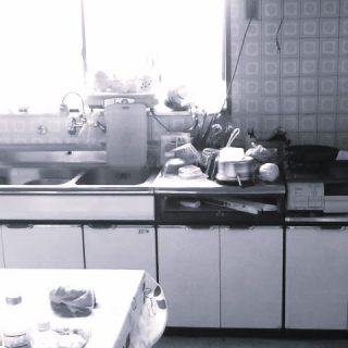 b観音扉のシステムキッチンは、奥の物が取り出しにくい