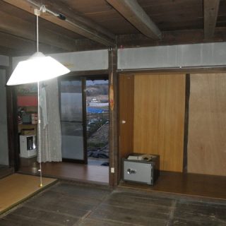b押入れには中段の板がなく、戸も老朽化。使い勝手が悪かった