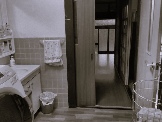 b風を通すために扉を開けると玄関から丸見えになってしまう