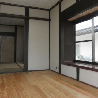 無垢のフローリングでシンプルモダンな雰囲気の洋室に。出窓の天井には落ち着いた色味の無垢材を使用。
