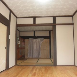 床、壁、天井をやり替えて、一気にモダンな雰囲気の洋室に