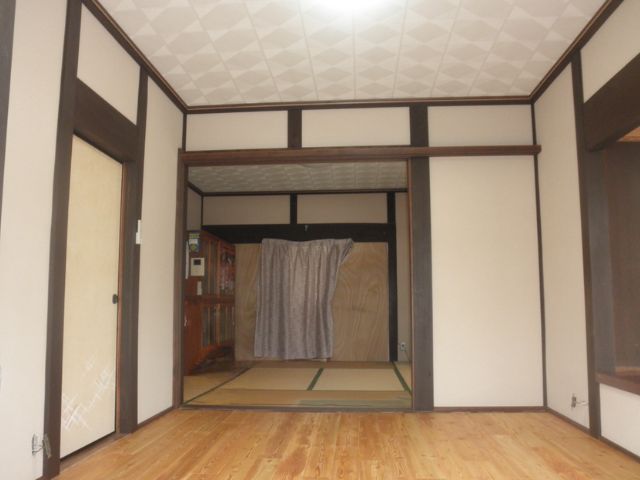 床、壁、天井をやり替えて、一気にモダンな雰囲気の洋室に