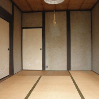 b天井と壁の色が暗めなので、雰囲気も暗く感じる