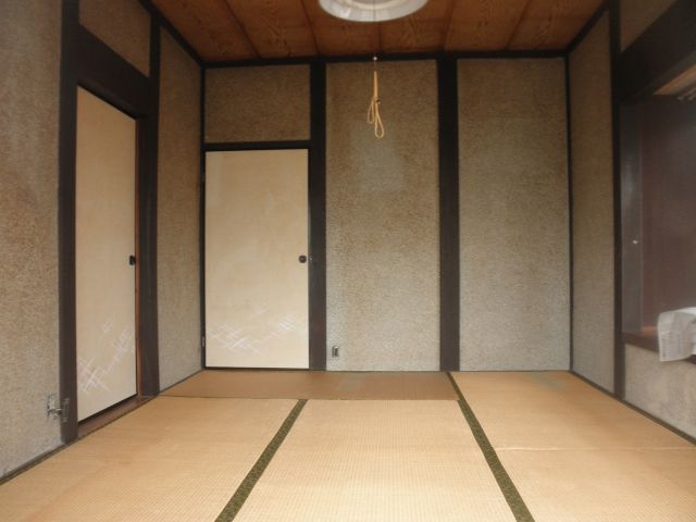 b天井と壁の色が暗めなので、雰囲気も暗く感じる